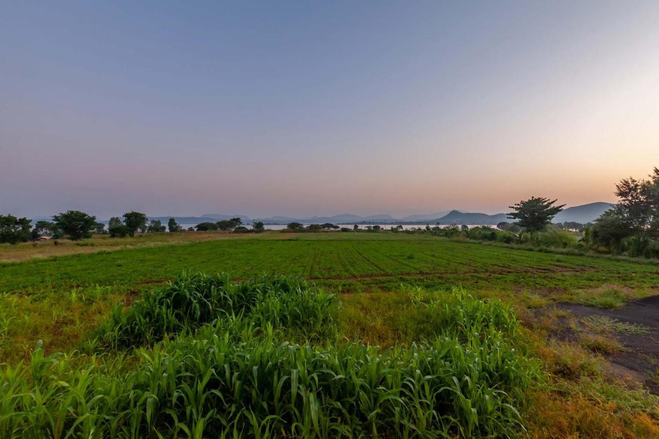 Stayvista'S Lake La Vie - Tranquil Lake-View Villa Amidst Farmland With Pool And Poolside Gazebo - Proximity To Sula Nāsik Eksteriør bilde