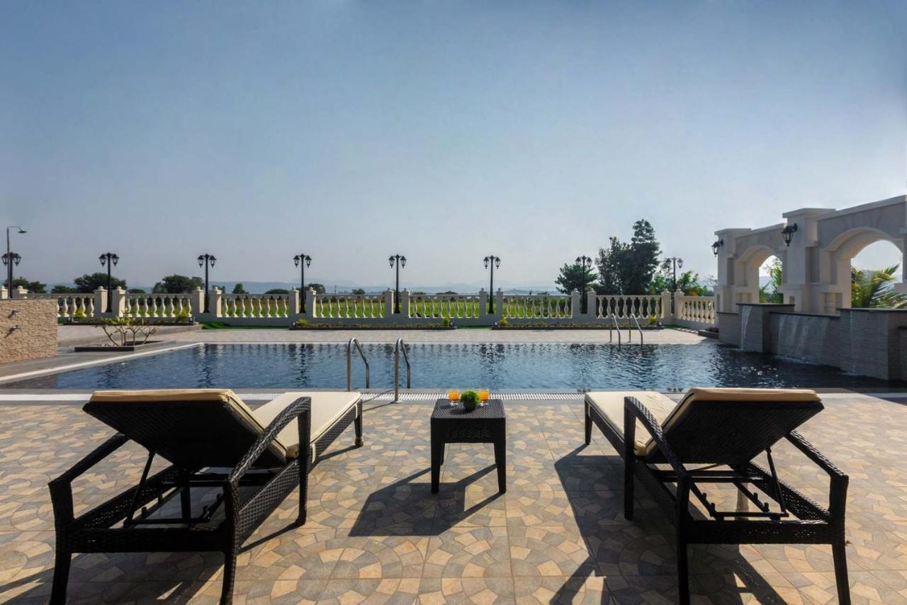 Stayvista'S Lake La Vie - Tranquil Lake-View Villa Amidst Farmland With Pool And Poolside Gazebo - Proximity To Sula Nāsik Eksteriør bilde